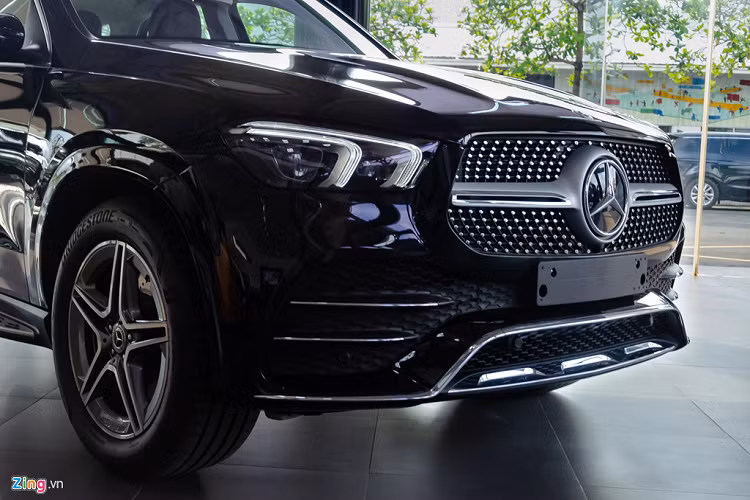 Đầu xe gây ấn tượng với các chi tiết nằm trong gói AMG Line: lưới tản nhiệt dạng tinh thể kim cương với logo Mercedes có 1 thanh cắt ngang, cản trước cỡ lớn hầm hố hơn và mâm xe hợp kim 20" tạo hình ngôi sao 5 cánh. Ngoài ra, cùm phanh cũng được nâng cấp thành loại thể thao với hiệu năng phanh tốt hơn. 