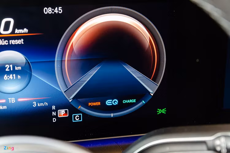 Ngoài động cơ xăng, GLE 450 4MATIC mới còn được tích hợp công nghệ lai nhẹ EQ Boost của Mercedes với một động cơ điện 48V và cụm pin ion-lithium có thể cung cấp thêm 21 mã lực, hỗ trợ cho quá trình tăng tốc nhanh hơn cũng như giúp vận hành tiết kiệm nhiên liệu hơn. 