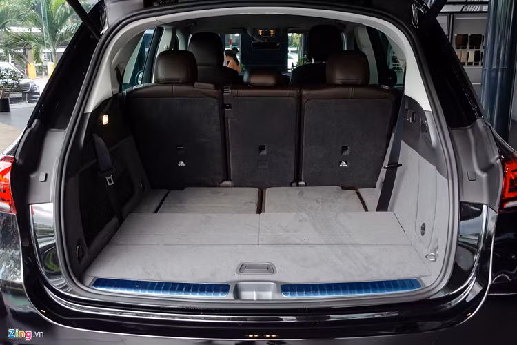 Hàng ghế thứ 3 trên Mercedes GLE 2019 có không gian ổn, thích hợp với trẻ em hoặc người cao khoảng 1m60. Dung tích chở đồ của xe khi gập lần lượt hàng ghế thứ 3 và thứ 2 đạt 630 lít và hơn 2.000 lít. Giá xe Mercedes GLE 2019 hiện chưa được công bố chính thức.