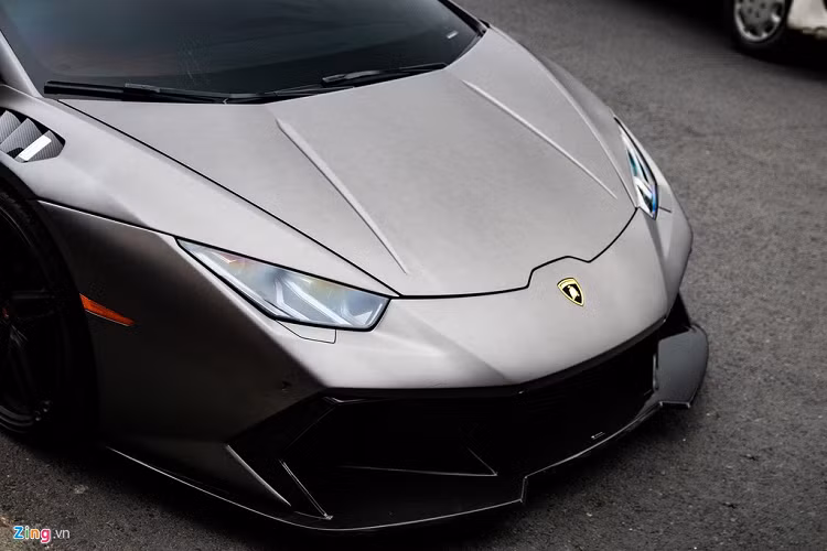 Để tăng tính khí động học và nổi bật hơn, xe được trang bị bộ bodykit của Vorsteiner mang tên Novara Edizione. Ở phía trước, bộ kit mới cung cấp hốc gió bằng carbon cỡ lớn.