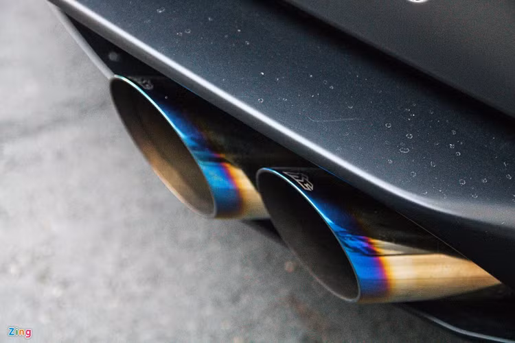 Cuối cùng, siêu xe Lamborghini Huracan độ được trang bị hệ thống ống xả bằng titanium đến từ thương hiệu Fi Exhaust - thương hiệu ống xả cho siêu xe được ưa chuộng nhất tại Việt Nam. Khác với carbon, ống xả bằng titanium cho âm thanh "xé tai" hơn và tăng thêm vài mã lực sức mạnh cho xe.