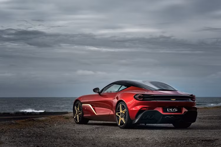 Nếu như nội thất chỉn chu và cầu kỳ như vậy thì ngoại thất của siêu phẩm Aston Martin DBS GT Zagato cũng nổi bật không kém. Nhiều chi tiết dễ dàng nhận ra như bộ huy hiệu cánh bằng vàng 18 cara, các trục bánh xe cùng ốp phanh cũng được sơn màu vàng.