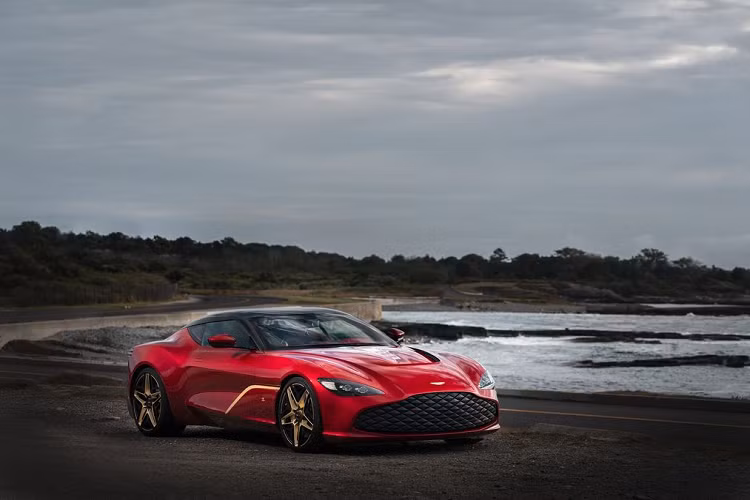 Hầu hết không gian nội thất bên trong siêu phẩm Aston Martin DBS GT Zagato 2020 mới này đều được chế tạo từ công nghệ in 3D bằng kim loại tiên tiến. Điều này đã ngốn khoảng 100 giờ làm việc chỉ dành cho các công đoạn đánh bóng và xử lý bề mặt của các chuyên gia, nhằm mang tới 1 giá trị hoàn hảo cho khách hàng.