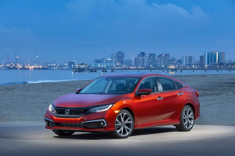 Mới đây, hãng xe Nhật Bản - Honda đã chính thức đưa ra mức giá bán lẻ niêm yết đối với mẫu xe Civic 2020 mới, bao gồm cho 2 biến thể sedan và coupe tại thị trường Mỹ. Ngoài những nâng cấp nhẹ về trang bị, thiết kế so với "người tiền nhiệm", Honda Civic 2020 mới còn sở hữu mức giá cao hơn khoảng 200 USD (khoảng 4,8 triệu đồng). 