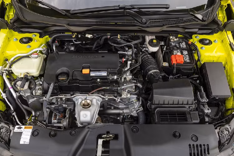 Tiếp tới, không gian nội thất của Civic Sport Sedan mang đậm hơi hướng thể thao với vô-lăng bọc da, hệ thống âm thanh 8 loa cùng màn hình giải trí 7 inch có kết nối điện thoại thông minh qua Android Auto và Apple CarPlay, bàn đạp thể thao, ghế sau gập 60/40 và hệ thống Smart Entry hiện đại.