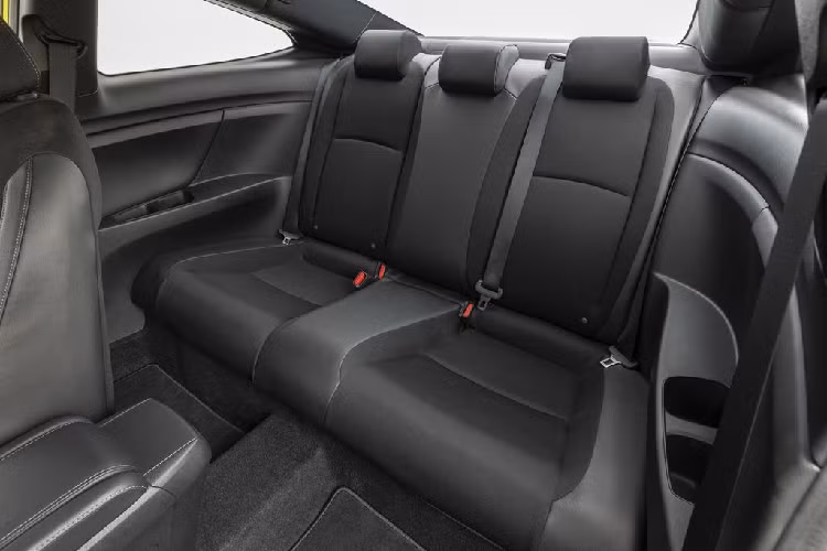 Kế tiếp là phiên bản Sedan EX với mức giá từ 23.700 USD (khoảng 567 triệu đồng). Giống như bản Sport, bản EX cũng được trang bị cánh gió phía sau và bộ mâm hợp kim 17 inch. Bên trong khoang cabin, bản EX được trang bị ghế lái điều khiển 8 hướng, hàng ghế trước có chức năng sưởi và hệ thống điều hoà 2 vùng độc lập, gương trang điểm, tựa tay cho hàng ghế sau và đồng hồ Honda.