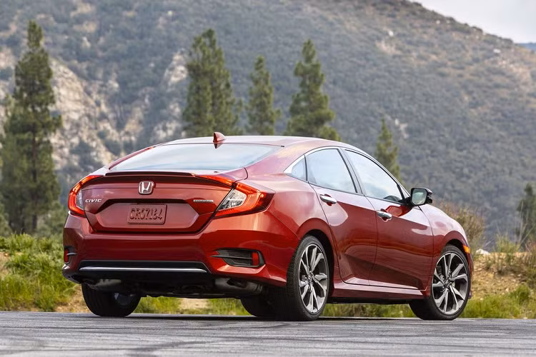Bước vào không gian nội thất, các trang bị tiện nghi cơ bản như khoá cửa tự động, điều hoà tự động, màn hình giải trí 5 inch, hệ thống âm thanh 4 loa, camera 360 đều hiện diện trên phiên bản này đầy đủ.