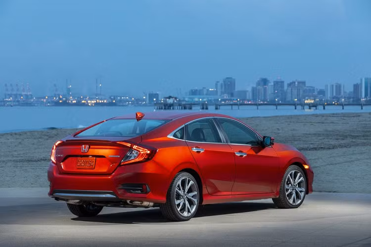 Cuối cùng, phiên bản đắt nhất trong biến thể Sedan, bản Touring có giá từ 27.600 USD (khoảng 663 triệu đồng). Honda Civic Sedan Touring được tích hợp đầy đủ các trang bị có thể có trên một mẫu xe Civic. Cụ thể, ngoài các trang bị kể trên, bản Touring được trang bị bộ mâm hợp kim 18 inch màu xám độc đáo, đèn chiếu sáng Full-LED với cường độ cao, tay nắm cửa mạ chrome, gương chiếu hậu có sưởi với đèn xi-nhan LED tích hợp sẵn.