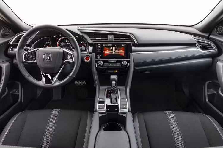 Giá xe Honda Civic 2020 từ 21.450 USD (khoảng 515 triệu đồng), phiên bản Sedan Sport mang trong mình ngoại hình dữ dằn và mạnh mẽ hơn hẳn so với các phiên bản khác. Các trang bị ngoại thất nổi bật trên bản Sport bao gồm cánh lướt gió màu đen, hệ thống ống xả đặt giữa đuôi xe, đèn sương mù, mâm xe 18 inch sơn đen bóng.. 