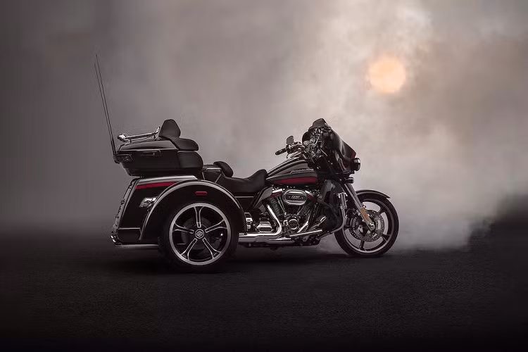 Low Rider S không chỉ là mẫu xe mới thứ 2 xuất hiện trong dòng sản phẩm 2020 của hãng xe môtô đình đám Mỹ. Với đời xe năm sau, hãng cũng giới thiệu thêm một dòng môtô 3 bánh mới là Harley-Davidson CVO Tri Glide 2020.