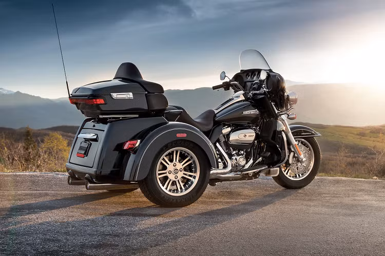 Dù là một chiếc mô tô, nhưng CVO Tri Glide 2020 được tích hợp hệ thống giải trí Boom! Box GTS với màn hình cảm ứng các tính năng hiện đại không thua kém xe hơi. Các trang bị khác bao gồm; sưởi tay, cốp khoá điện kèm đèn soi sáng, ghế lái cùng ghế phụ có sưởi...