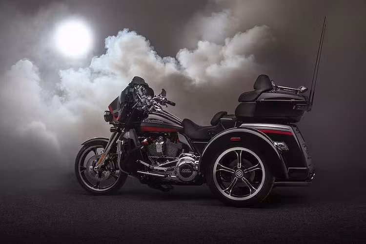 Dựa trên cơ sở chiếc Tri Glide Ultra bình thường, Harley-Davidson CVO Tri Glide là mẫu môtô 3 bánh đầu tiên được bộ phận xe độ Custom Vehicle Operation của hãng xe Mỹ tạo ra trong lịch sử.
