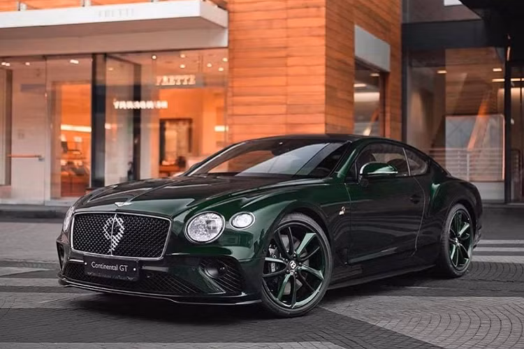 Tại triển lãm Geneva Motorshow 2019 diễn ra vào tháng 3 vừa qua, hãng xe Anh quốc đem đến chiếc xe siêu sang Bentley Continental GT thế hệ mới với màu sơn British Racing Green chủ đạo. Với những người có hứng thú tìm hiểu về lịch sử của thương hiệu, màu sắc British Racing Green thường xuyên được sử dụng trên những mẫu xe đua cổ đến từ thương hiệu Bentley nói riêng và những chiếc xe đua Anh Quốc nói chung.
