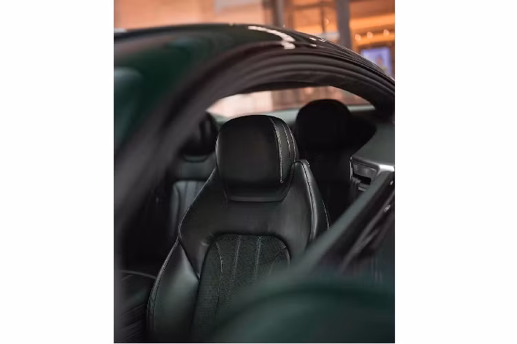 Về nội thất, Mulliner đem tới hai sự lựa chọn về màu da là xanh lá Cumbirian hoặc màu đen Beluga. Mô-típ logo chữ “B” được dàn trải khắp khoang nội thất giống với chiếc Bentley của những năm 30.