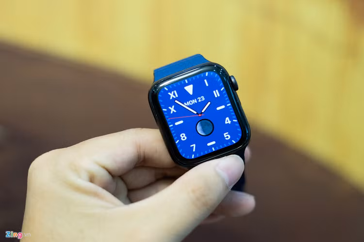 Màn hình của Apple Watch 2019 mới có kích thước 1,78 inch, cho độ sáng 1.000 nits, phần viền được làm mỏng. Khả năng hiển thị của model này tốt, kể cả trong điều kiện ngoài trời nắng. 