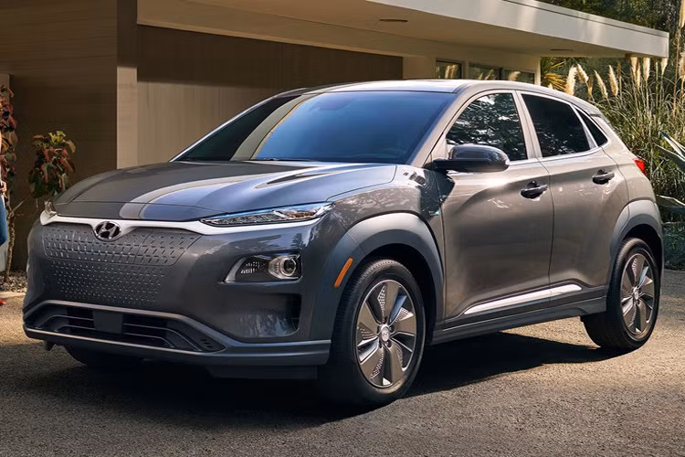 Crossover điện cỡ nhỏ Hyundai Kona Electric 2019 sở hữu động cơ điện có công suất 201 mã lực với phạm vi hoạt động lên đến 415 km cùng hàng loạt công nghệ an toàn đi kèm. Tại thị trường Mỹ phiên bản tiêu chuẩn của Kona Electric có giá gần 695 triệu đồng.