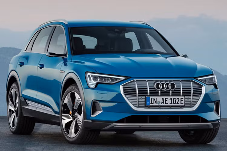 E-Tron là chiếc SUV xe điện đầu tiên của Audi. Trước đây hãng đã sản xuất mẫu xe thể thao điện R8 E-Tron nhưng không mấy thành công. Audi E-Tron là đối thủ trực tiếp của Mercedes-Benz EQC và Tesla Model X. Audi E-Tron sử dụng hai động cơ gắn ở mỗi trục. Động cơ phía trước có công suất 125 kW và động cơ phía sau là 140 kW, tạo ra tổng công suất 265 kW, tương đương 350 mã lực. Xe có khả năng tăng tốc 0-96 km/h dưới 6 giây, vận tốc tối đa 200 km/h.