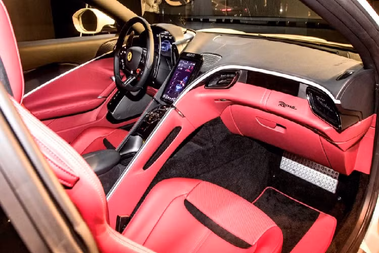 Nhờ có sức mạnh này, Ferrari Roma có thể đạt vận tốc 100 km/h từ vị trí đứng yên trong 3,4 giây, 200 km/h trong 9,3 giây và tốc độ tối đa có thể lên đến 320 km/h.