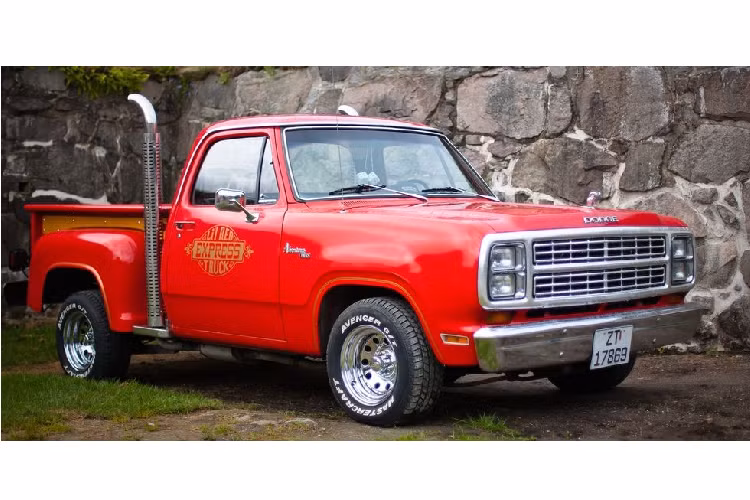  Dodge Lil' Red Express Dodge đã khởi động làn sóng xe bán tải tốc độ kể từ năm 1978 với Lil' Red Express. Nó có trang bị tiêu chuẩn một động cơ V8 dung tích 5.9 lít, và những ống xả thẳng đứng khác thường. Nó chỉ có 221 mã lực, nhưng ở thời đó thì thế là thừa mạnh mẽ và nhanh nhẹn rồi.