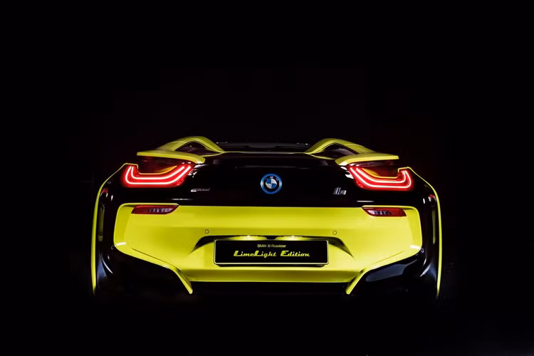 Là sự kết hợp giữa BMW Italia và thương hiệu Alcantara nên chẳng có gì lạ khi xe sở hữu những tấm da và không gian nội thất thuộc dạng xịn xò nhất.