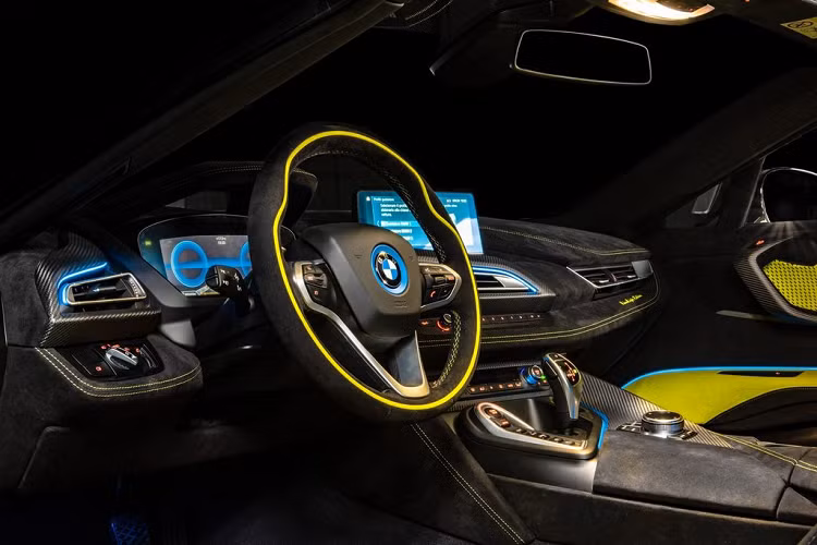 Bên cạnh da, carbon cũng là vật liệu được nhà sản xuất dùng nhiều trên siêu xe BMW i8 Roadster LimeLight Edition.