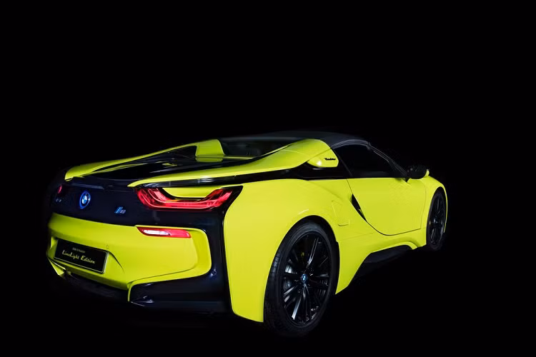 Ngoài ra, i8 Roadster là một phiên bản mui trần với trang bị mui mềm chỉnh điện có thể đóng/mở trong vòng 15 giây và có thể hoạt động bình thường khi xe di chuyển dưới 50 km/h.