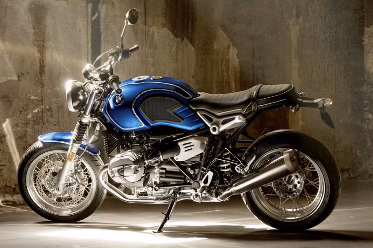 Mẫu xe có tên BMW R Nine T/5 mới, kí hiệu /5 thể hiện thời điểm BMW Motorrad bắt đầu sản xuất xe máy ở nhà máy Spandau cách đây 50 năm.