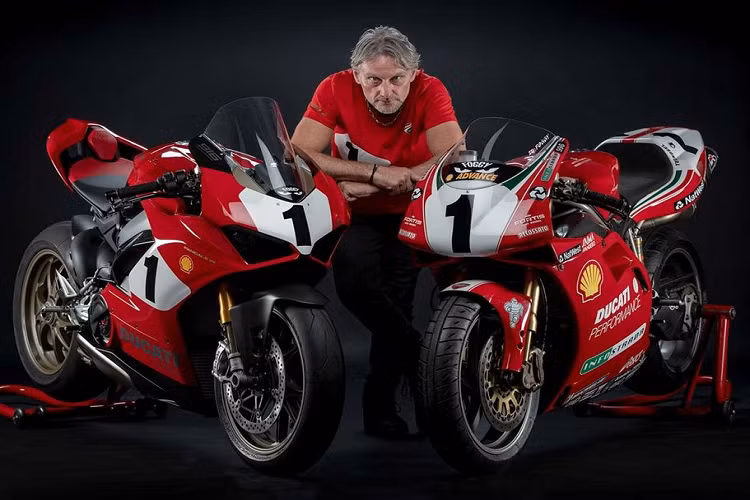 Mẫu Ducati Panigale V4 25 Anniverario 916 mới nhất này được sản xuất duy nhất 500 chiếc khiến nó đang được săn lùng ráo riết. Chiếc xe được bổ sung thêm nhiều chi tiết từ mẫu cũ Panigale V4 S