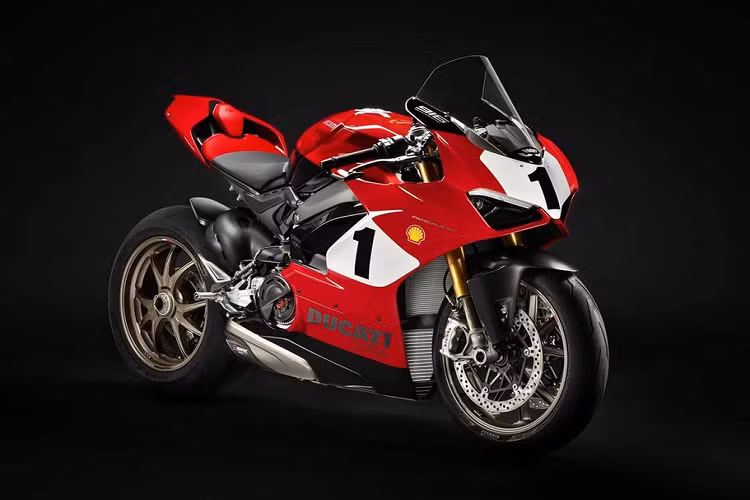 Chiếc siêu môtô Ducati Panigale V4 25 Anniverario 916 được thiết kế bởi Massimo Tamburini cách đây 25 năm, đã trở thành huyền thoại đối với dòng xe phân khối lớn. Từ lúc xuất hiện vào năm 1994, chiếc xe đã gây chấn động bởi động cơ L-Twin 916cc mạnh 109 mã lực, có thể dễ dàng đạt tốc độ tối đa là 260km/h.