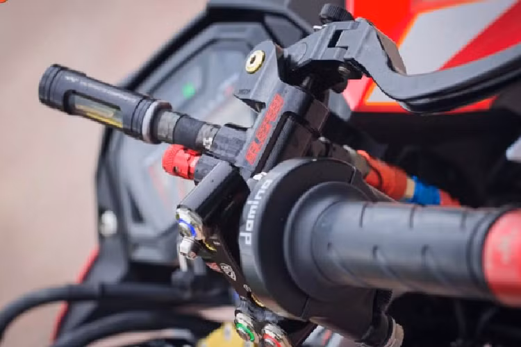 Để chiếc xe Honda Sonic độ khủng của mình thêm phần khác lạ thay vì hướng tới các mẫu cùm công tắc đang hot trên thị trường, chủ xe lại sử dụng cùm công tắc Pramac sử dụng cho các dòng xe nhà Ducati có giá thành hơn 8 triệu đồng một bên, tích hợp cùng các công tắc led sẽ làm ghi đông sáng hơn nổi bật hơn về đêm.