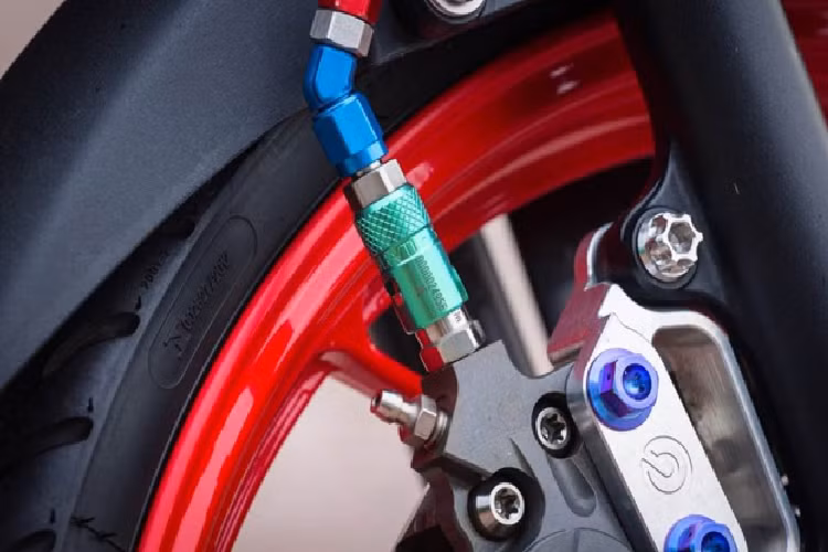 Phần ngắt dầu đỏ sẽ có giá tầm 9 triệu đồng và phiên bản xanh lá là 14 triệu chưa bao gồm chi phí dây dầu và các đầu bấm khác. Ở đây còn có heo dầu Brembo Billet 4 pis đối xứng giúp dàn chân trước to lớn hầm hố hơn, đi kèm cùng đĩa Braketech đây là phiên bản được sản xuất chuẩn size cho Sonic 150R độ sử dụng vô cùng hiếm hàng và có mức giá hơn 7 triệu đồng một cái.