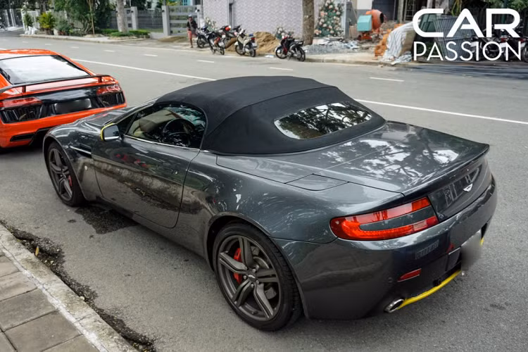 Phần đuôi xe có thiết kế đơn giản với hệ thống đèn hậu hình chữ V to bản, phía bên dưới là hệ thống ống xả được đặt đối xứng hai bên. Chủ nhân của mẫu xe mui trần này cũng rất chịu chi khi đã nâng cấp hệ thống ống xả nguyên bản sang hệ thống ống xả với âm thanh phát ra dữ dằn và có độ đanh hơn rất nhiều.