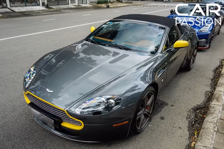 Mới đây, một chiếc siêu xe Aston Martin V8 Vantge Roadster hàng hiếm tại Việt Nam đã bị “bắt gặp” khi đang tham gia một buổi offline của những người chơi xe.