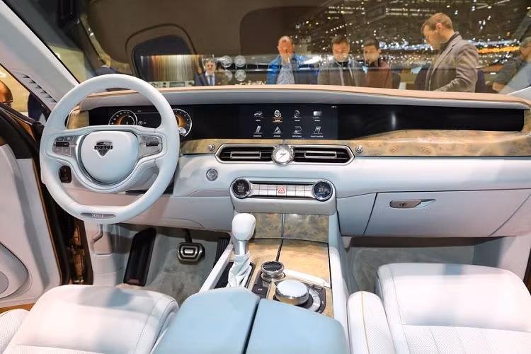 Ngoài diện mạo cao cấp, sang trọng, Aurus Senat cũng rất mạnh mẽ, chiếc limousine sử dụng động cơ hybrid V8 sản sinh công suất 590 mã lực và mô-men xoắn cực đại 880Nm, đi kèm là hệ dẫn động bốn bánh toàn thời gian.