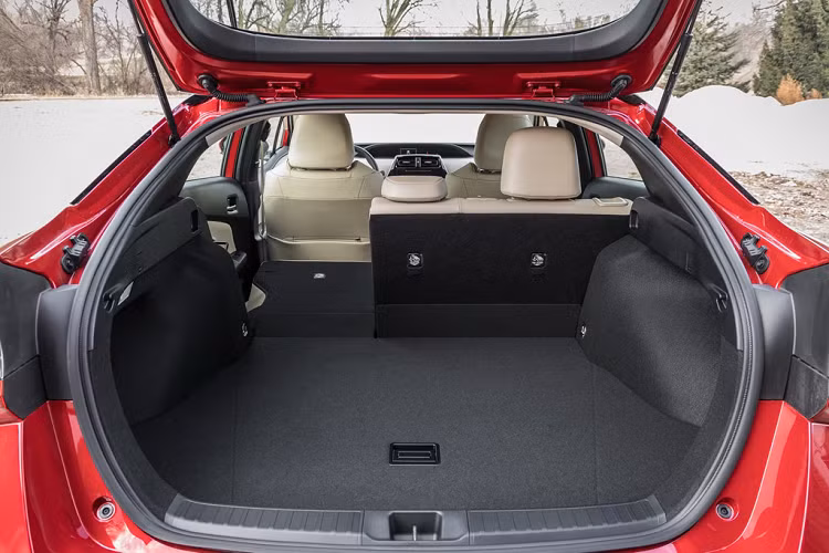 Gói Toyota Safety Sense bổ sung hệ thống trợ giúp lái xe cho toàn bộ phiên bản, gồm hệ thống tránh va chạm trước và phát hiện người đi bộ, cảnh báo chệch làn với trợ giúp đánh lái, đèn pha tự động và kiểm soát hành trình bằng radar trên mọi dải tốc độ.
