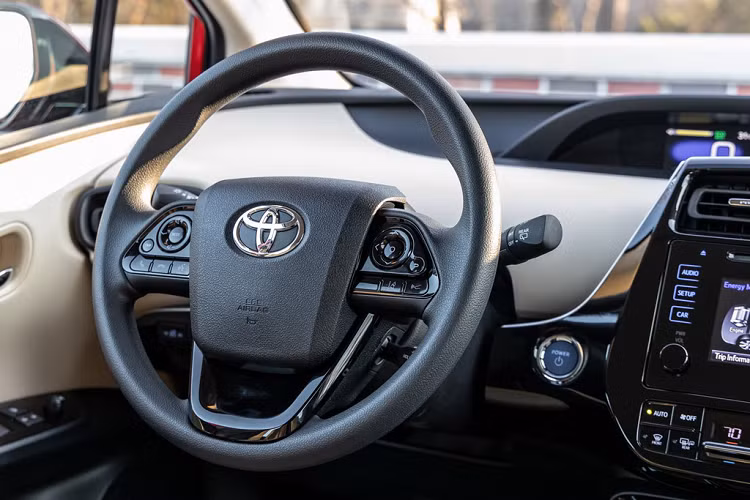 Gói Toyota Safety Connect gồm tính năng trợ giúp khẩn cấp Emergency Assistance, định vị xe bị lấy trộm Stolen Vehicle Locator, trợ giúp trên đường Roadside Assistance, và cảnh báo va chạm tự động Automatic Collision Notification. Các tính năng tiêu chuẩn này được sử dụng miễn phí trong 3 năm.