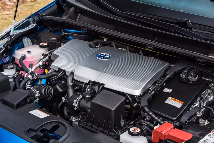 Bản tiết kiệm nhiên liệu nhất là Prius L Eco, chỉ tốn 4,4 lít/100 km (đô thị), 4 lít/100 km (cao tốc), và 4,2 lít/100 km (hỗn hợp) theo tiêu chuẩn EPA. Khối động cơ hybrid vẫn không đổi, kết hợp động cơ 1.8L 4 xi-lanh với hai máy phát điện và pin.