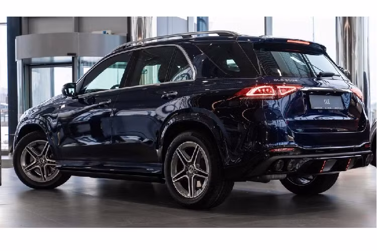 Nếu tìm kiếm một khối công suất mạnh mẽ hơn chiếc GLE tiêu chuẩn, các khách hàng có thể đặt mua Mercedes GLE 63 với động cơ V8 4.0 lít Twin-Turbo mang công suất 602 mã lực và mô-men xoắn 850 Nm.