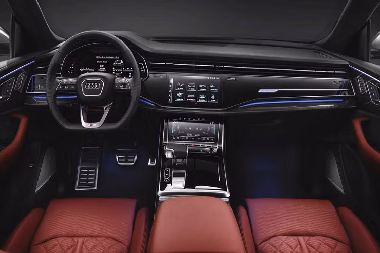 Audi SQ8 2020 có tùy chọn hệ thống lái 4 bánh cùng với vi sai thể thao và thanh chống lật hoạt động dựa trên cơ điện. Nội thất xe nổi bật với bàn đạp bằng thép không gỉ, vô lăng đáy phẳng, nẹp bước chân bằng nhôm, logo "S" chạm nổi, bọc da và Alcantara.