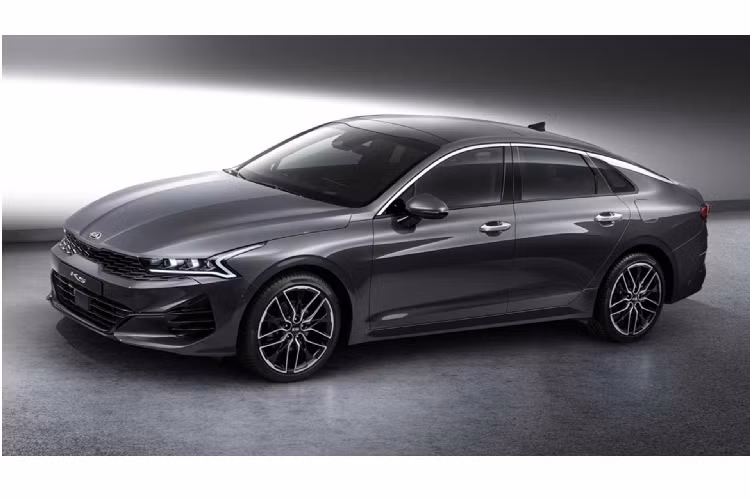 Để có thể đối đầu với những mẫu sedan hạng D trên thị trường như Camry và Accord, mẫu Kia Optima 2020 mới buộc phải thay đổi hình ảnh của mình từ trong ra ngoài. Những hình ảnh mới nhất do hãng xe Hàn tiết lộ đã chứng minh quyết tâm này của dòng Optima.
