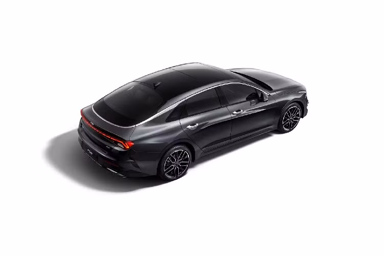 Optima 2020 được mong đợi sẽ sở hữu cụm đồng hồ hỗ trợ lái kỹ thuật số đi cùng với màn hình giải trí cỡ lớn. Vô lăng thiết kế mới, nhiều mức độ trang trí đẹp mắt và cao cấp hơn so với thế hệ trước đó. Núm điều khiển cần số dạng xoay thay cho kiểu gạt đặc trưng. Hệ thống AVN (Audio Video Navigation) cũng hứa hẹn sẽ hoạt động tốt hơn và có chất lượng đẹp hơn trên màn hình 3D trung tâm.