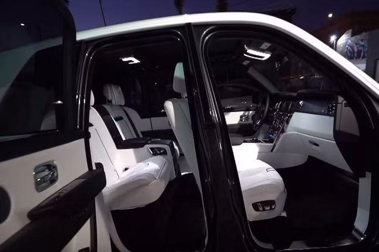 Được biết, chiếc SUV siêu sang Rolls-Royce Cullinan trong bài viết đã được chủ nhân hạ thấp chiều cao xuống đôi chút.