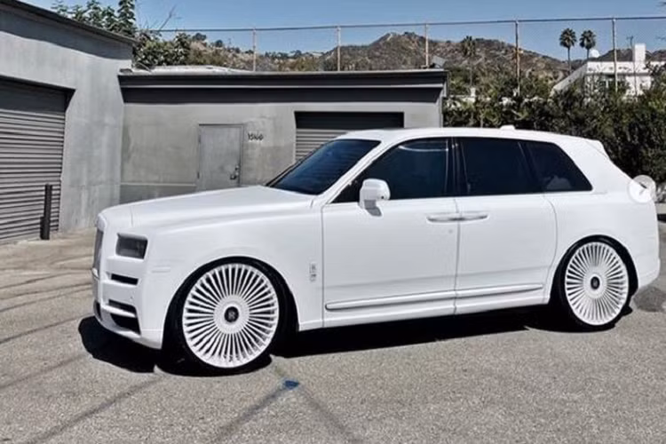 Hình ảnh chiếc Rolls-Royce Cullinan bạch mã sau khi được độ lại.
