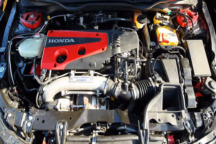 Về động cơ, Honda Civic Type R TC sẽ thừa hưởng khối máy 2.0 lít 4 xy lanh Turbo như người anh em CTR tuy nhiên với mức công suất sau nâng cấp lên tới khoảng giữa 270 và 330 mã lực, tùy theo từng phiên bản. Phiên bản thường sở hữu công suất cực đại 306 sức ngựa và 400 Nm mô-men xoắn.