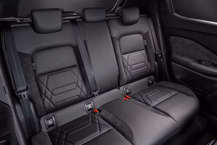 Hướng tới các khách hàng cá tính, Nissan đưa ra cho Juke bảng màu với 11 màu sơn khác nhau, trong đó có màu đỏ đặc biệt Fuji Sunset như các bạn đang thấy trong bài viết này. Ngoài ra hãng còn đưa ra một loạt các tuỳ chọn cá nhân hoá khác với những chi tiết như mâm, cản trước sau và dè bên.
