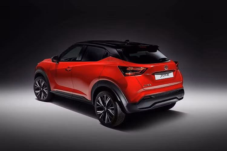 Với việc sử dụng chassis CMF-B, Juke 2020 đã có kích thước lớn hơn đời cũ với chiều dài 4.210mm, rộng 1.595mm và cao 1.800mm. Vẫn giữ lại "phom" đặc trưng của dòng Juke, nhưng đời xe thứ 2 đã sở hữu kiểu dáng năng động hơn nhờ các tỷ lệ thân xe hài hoà, phần mui cùng cột C màu đen như "nổi" trên thân và các đường nét nổi đậm.