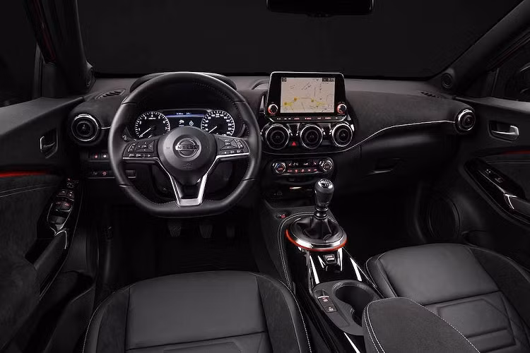 Điểm nổi bật nhất của Nissan Juke thế hệ mới đó là phần đầu xe. Trong đó lưới tản nhiệt với thanh nẹp chrome to bản "V-Motion" đặc trưng của Nissan được nối liền với các đèn LED định vị, tạo hình dáng cụm ca-lăng tương tự như chiếc Nissan Livina thế hệ mới.
