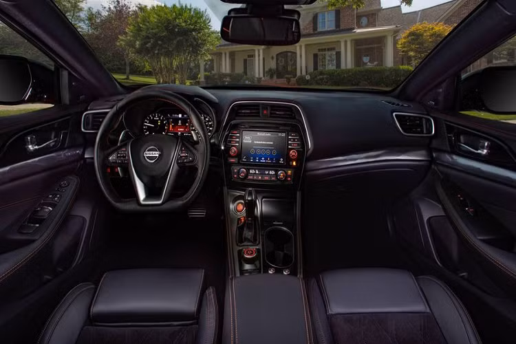 Ngoài ra, gói tùy chọn Premium Package trước đây, bao gồm cửa sổ trời Dual Panel Panoramic Moonroof và màn hình quan sát xung quanh, hiện cũng là trang bị tiêu chuẩn của Maxima SR 2020.