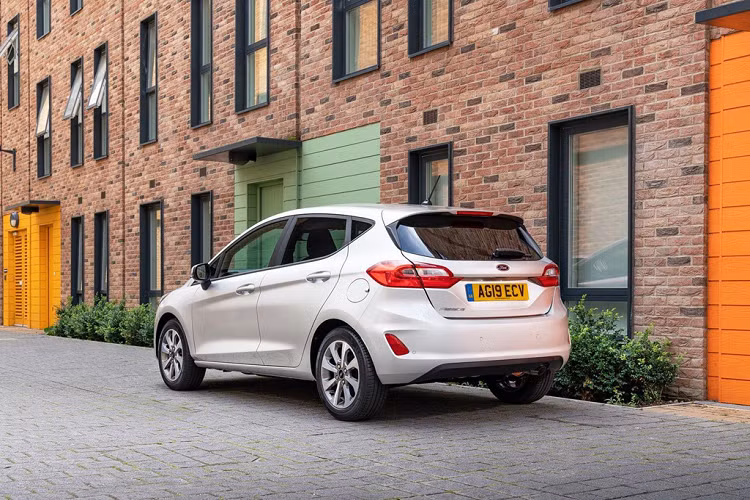 So với Ford Fiesta 2019 mới bản tiêu chuẩn, Trend mới có thêm nhiều trang bị, điển hình là bộ mâm hợp kim 16 inch, kính riêng tư, đèn pha halogen, trang trí bằng chrome và lớp sơn màu kim loại.