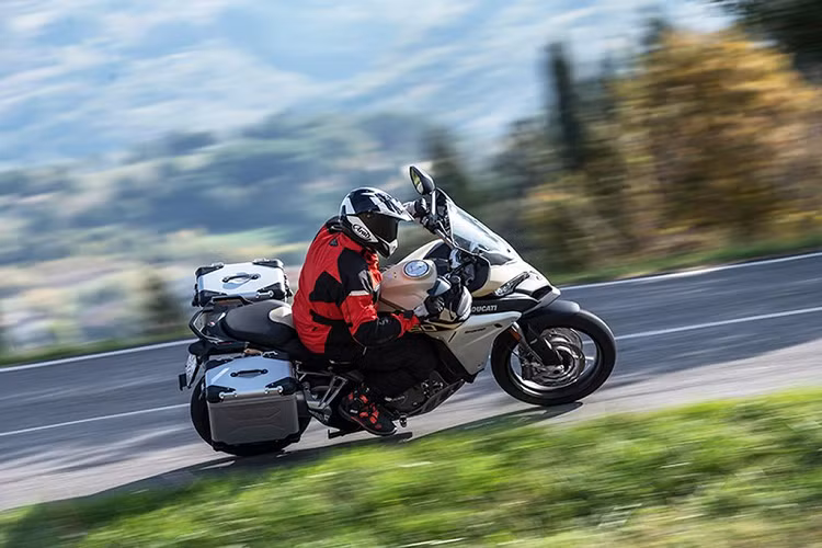 Hệ thống hỗ trợ IMU 6 trục với tác dụng điều khiển góc nghiêng sẽ giúp các Biker điều khiển xe an toàn hơn